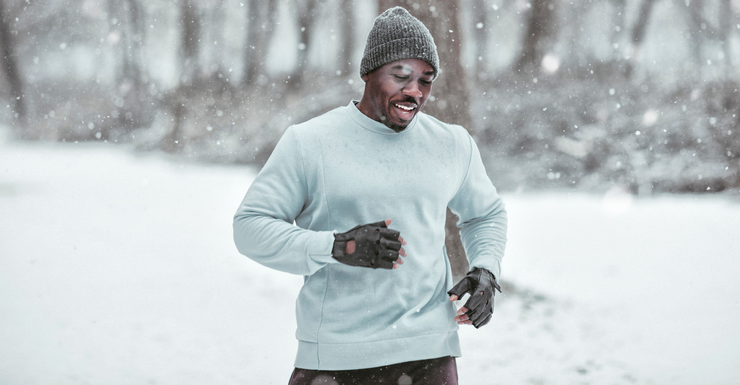 Ein Mann joggt im Winter und beachtet Tipps vom Sportwissenschaftler von Medbase