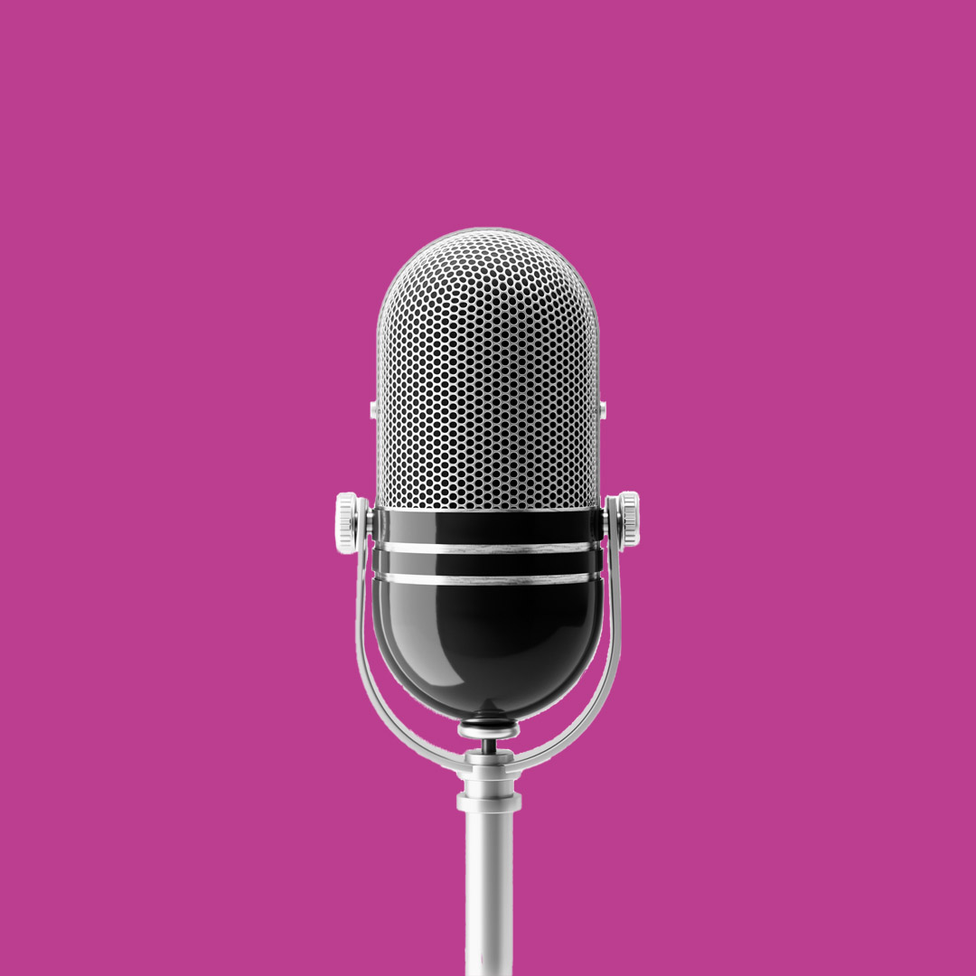 Ein Mikrofon des Podcasts "An meiner Seite" auf lilafarbenem Hintergrund