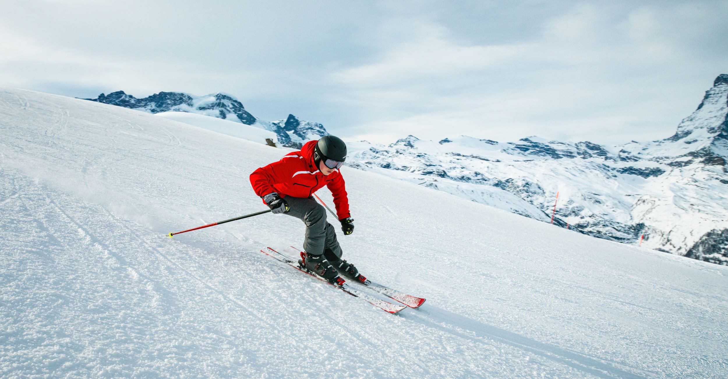 Für mehr Sicherheit hat der Skifahrer seine Muskulatur aufgebaut.